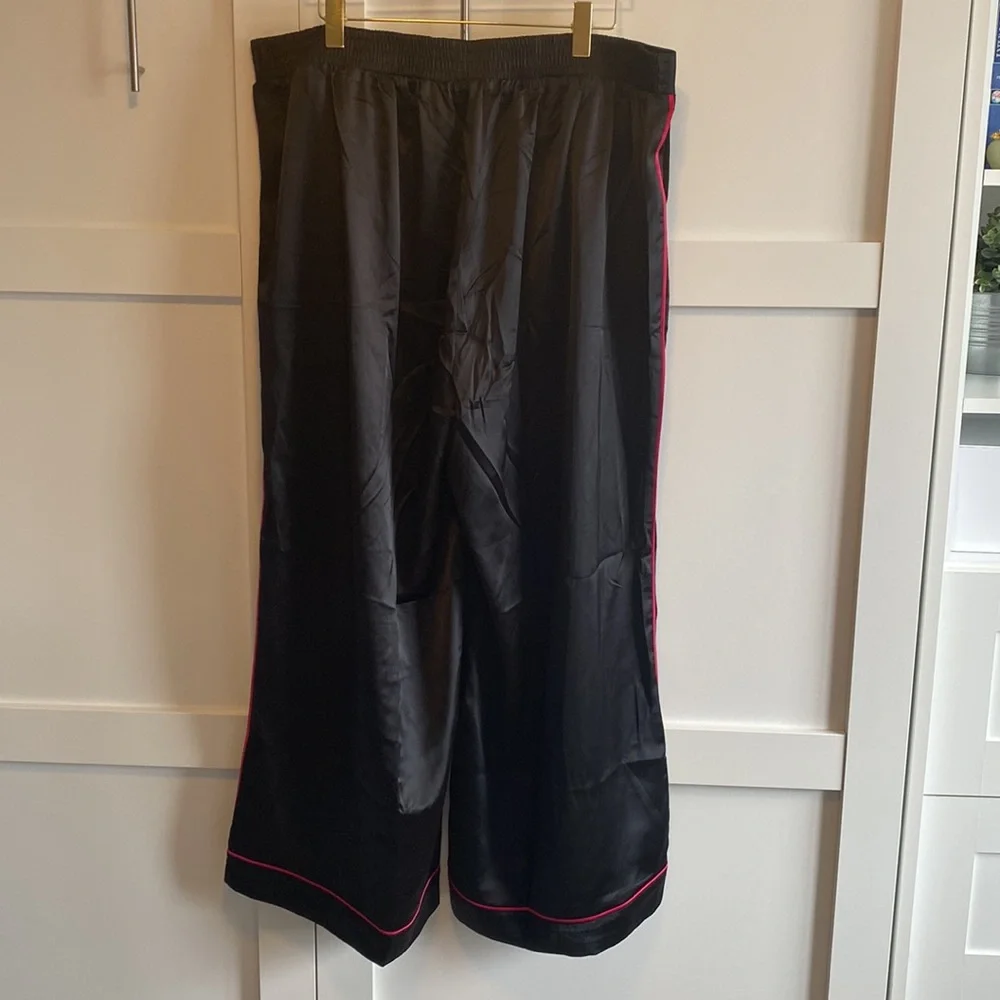 Torrid - Wide Leg Satin High Rise Pant in Deep Black - Picture 4 of 9